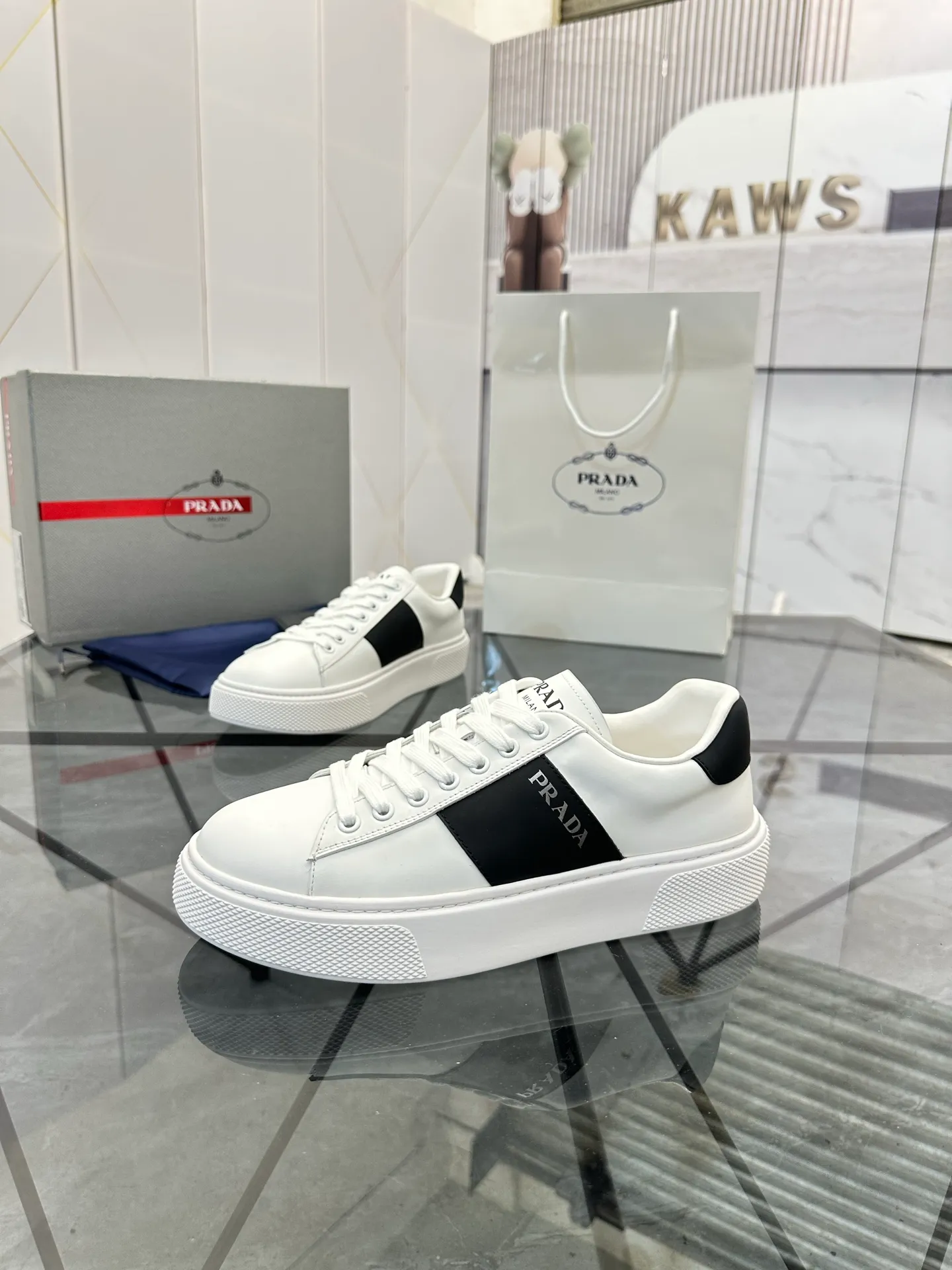 Men's shoes for sale💰: 💰P500¥ High-end top quality Product trademark: Prada * "Prada*" low-top casual shoes Regular size: 35-45 (can be customized to 46) Couple style Product materials: imported first-layer cowhide leather upper, water-dyed sheep lining, original outsole. No.: H201